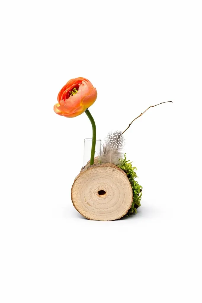 Arrangement floral sur tranches de bois