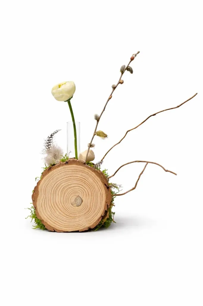 Arrangement floral sur tranches de bois